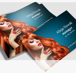 Wzory wiztówek dla salonów fryzjerskich z panią w rudych włosach na pierwszym planie.
