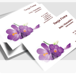 Biały szablon wizytówki ze zdjęciem pięknych fioletowych krokusów